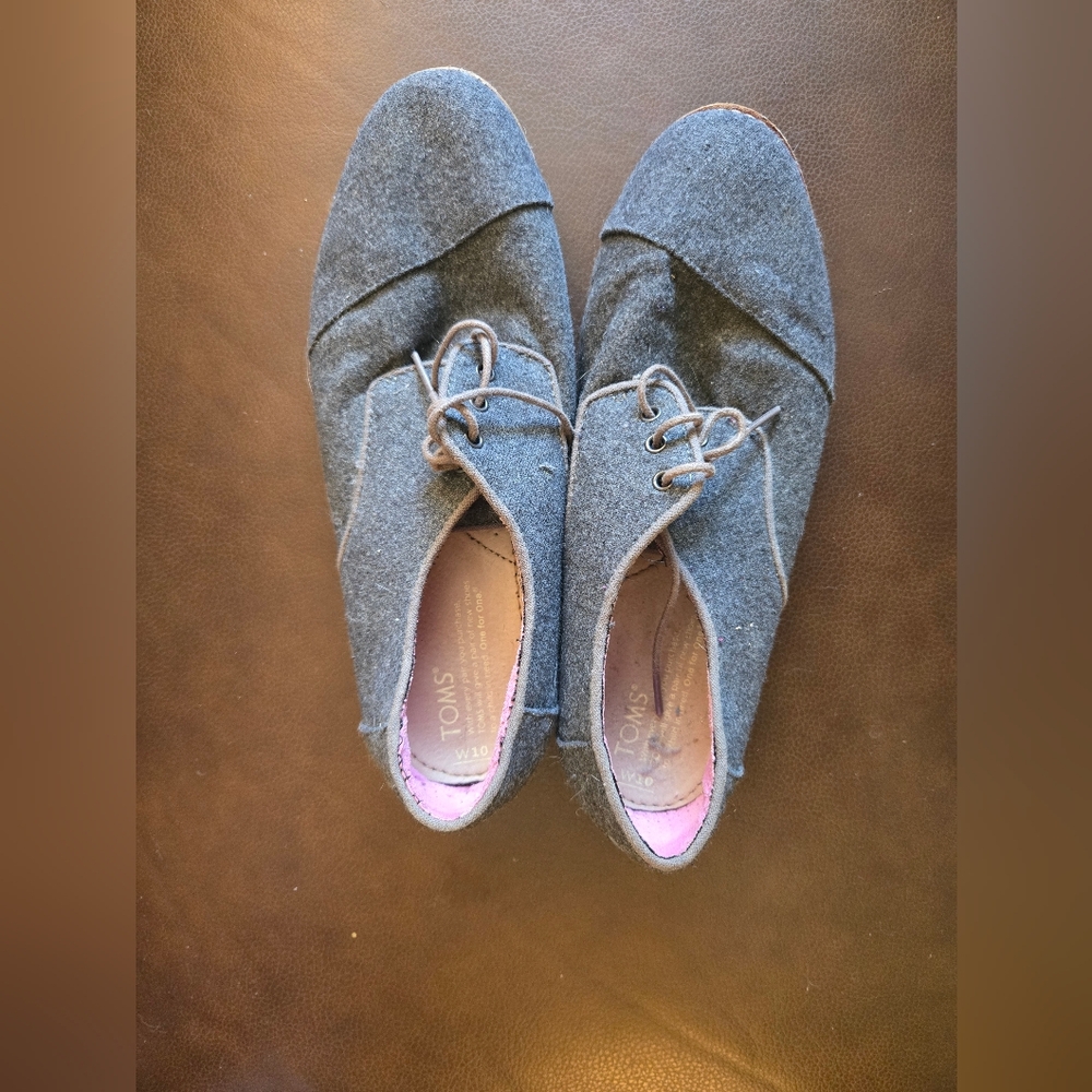 TOMS Women's Gray Lace-Up Flats